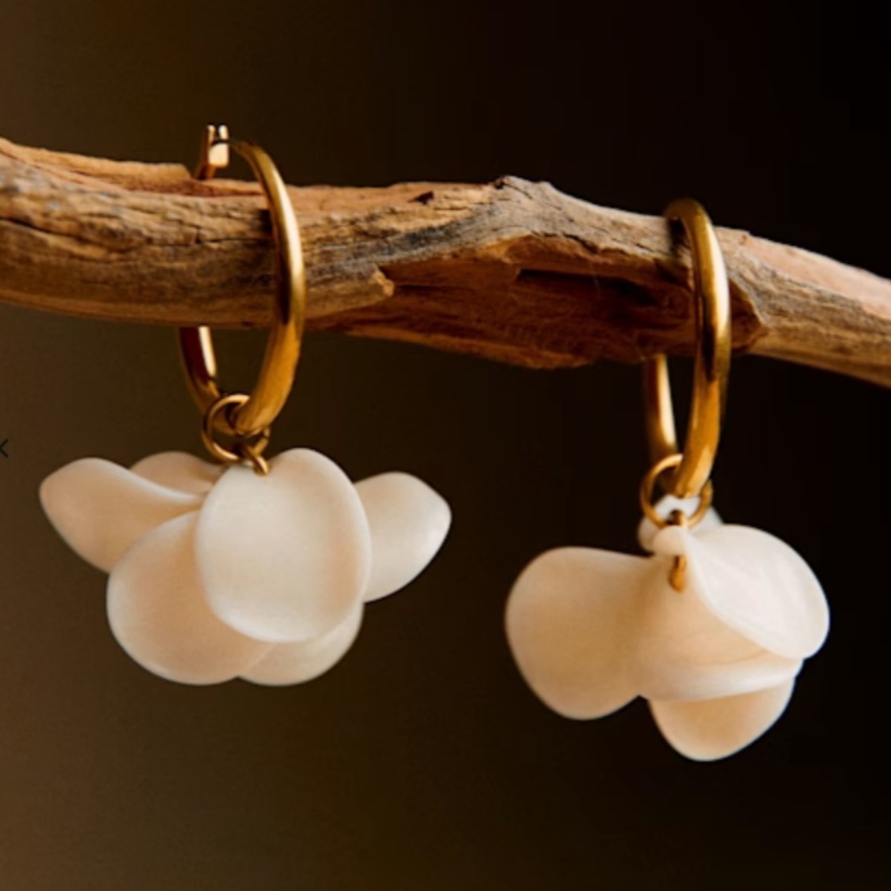 Sezane Flora Hoops in Ecru, with pouch and box